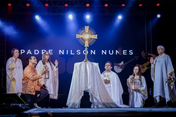 Festa Das Neves Reúne Multidão Em Noite De Reflexão E Louvor Com Padre Nilson Nunes